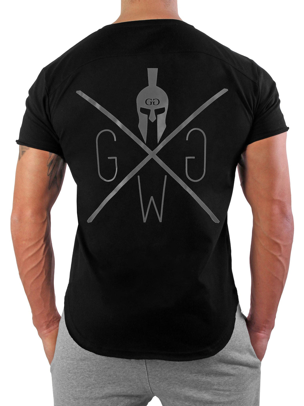 Großer dunkelgrauer Rückenprint auf dem schwarzen Shirt