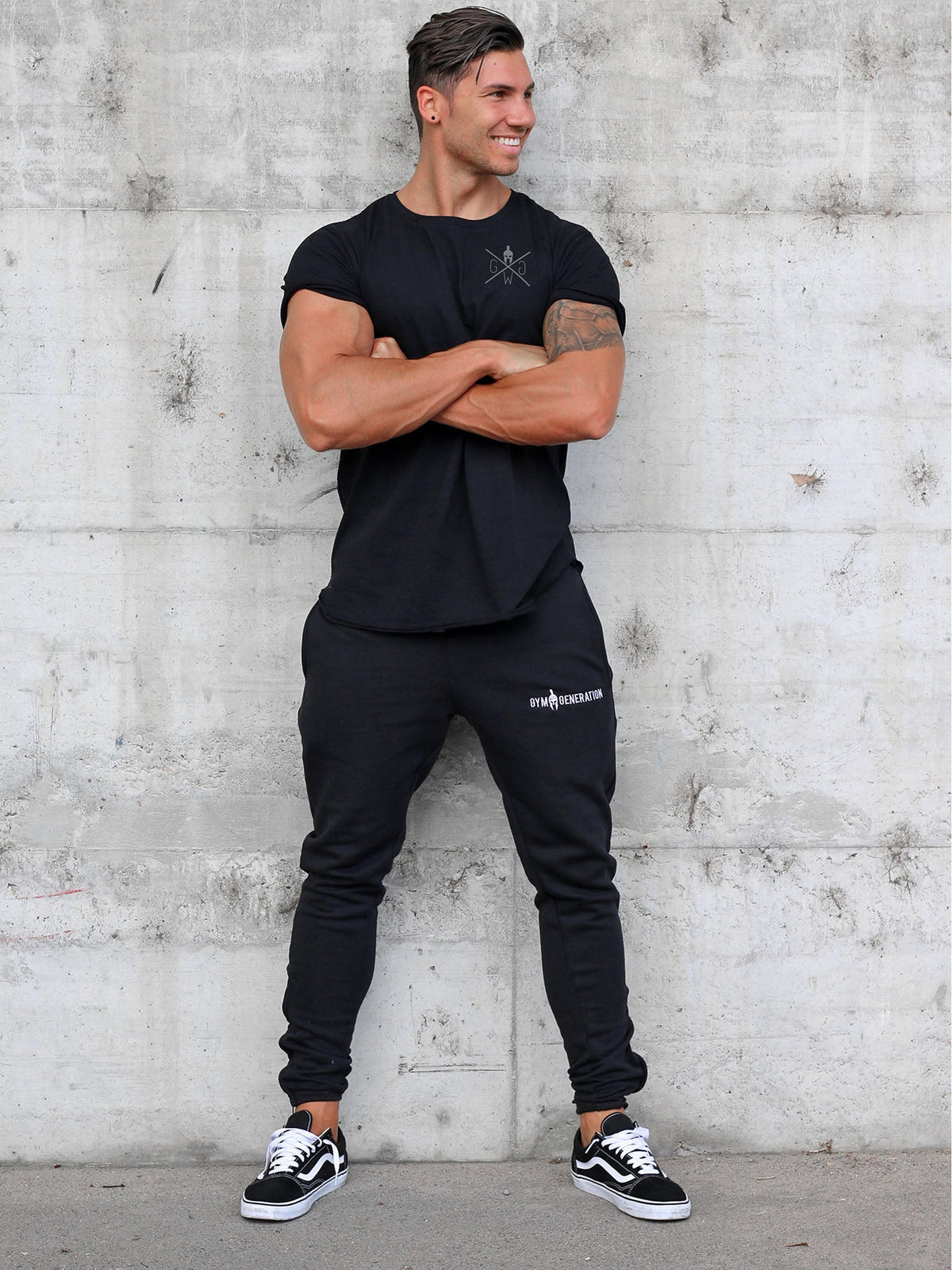 Model im schwarzen Fitness T-Shirt, Frontansicht