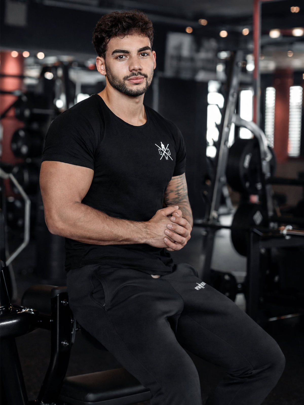 Schwarzes Fitness Shirt für Herren im Studio