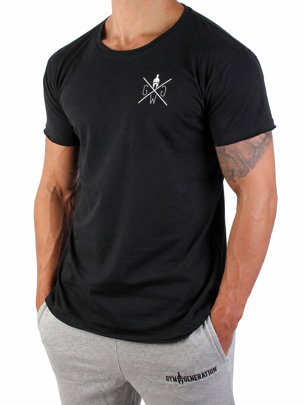 Warrior Shirt in Schwarz mit kleinem Frontlogo, kombiniert mit grauer Hose