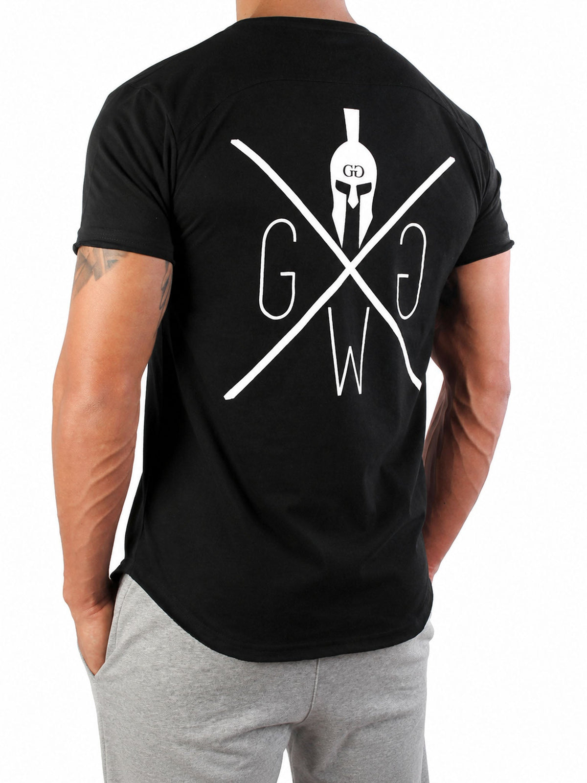 Weißer Gym Generation Rückenprint auf dem schwarzen Shirt im Studio