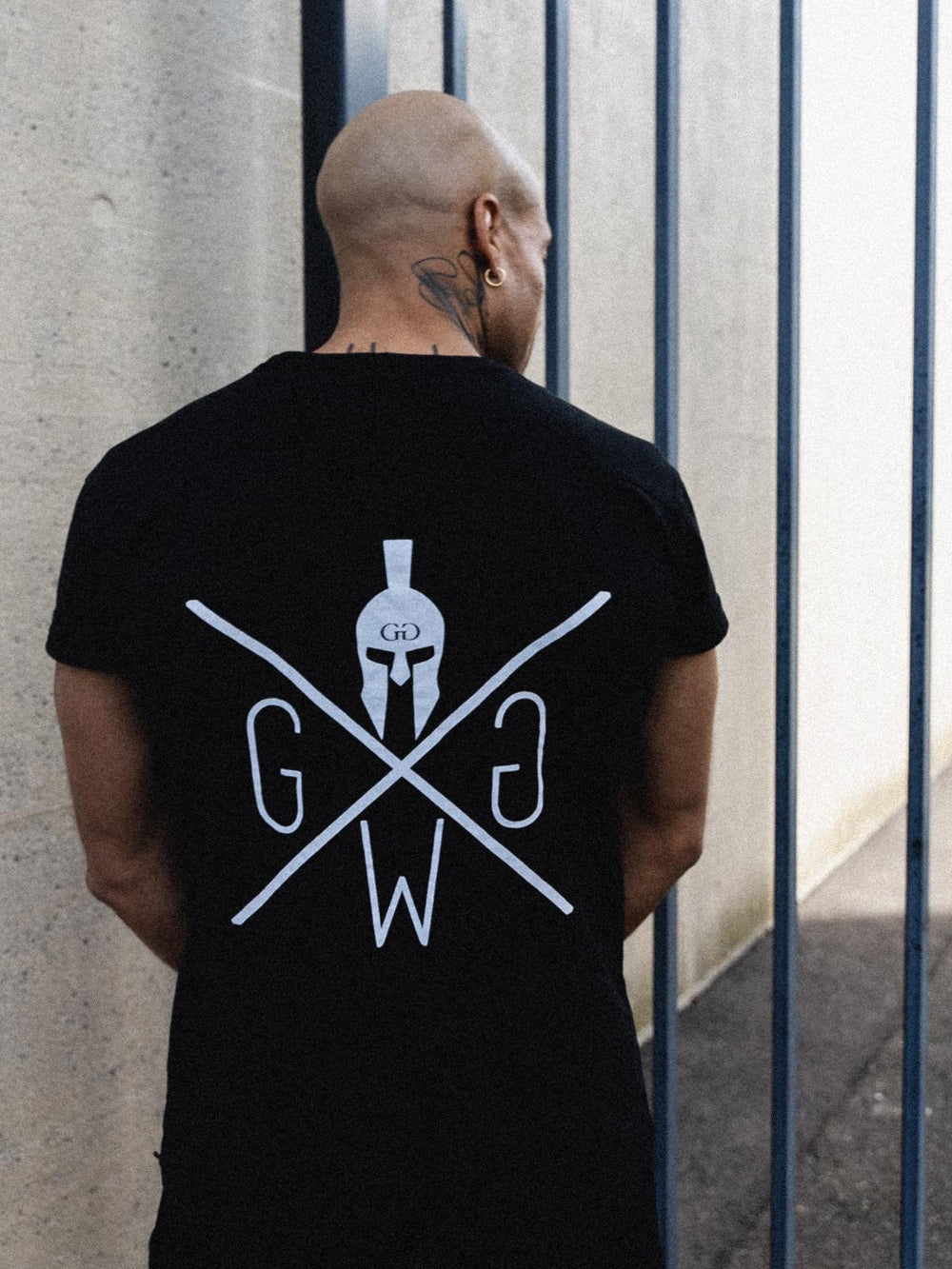 Rückenansicht am Model mit großem Logo-Print