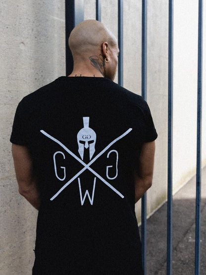 Rückenansicht am Model mit großem Logo-Print