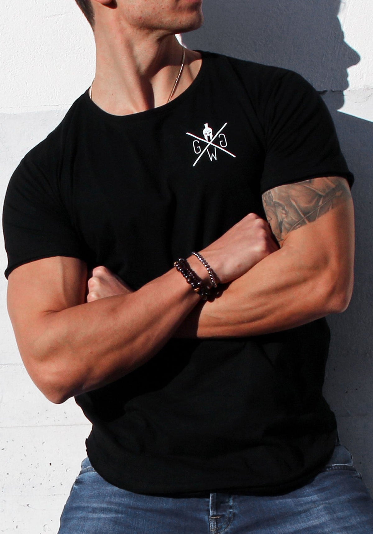 Model im schwarzen Fitness T-Shirt, Frontansicht