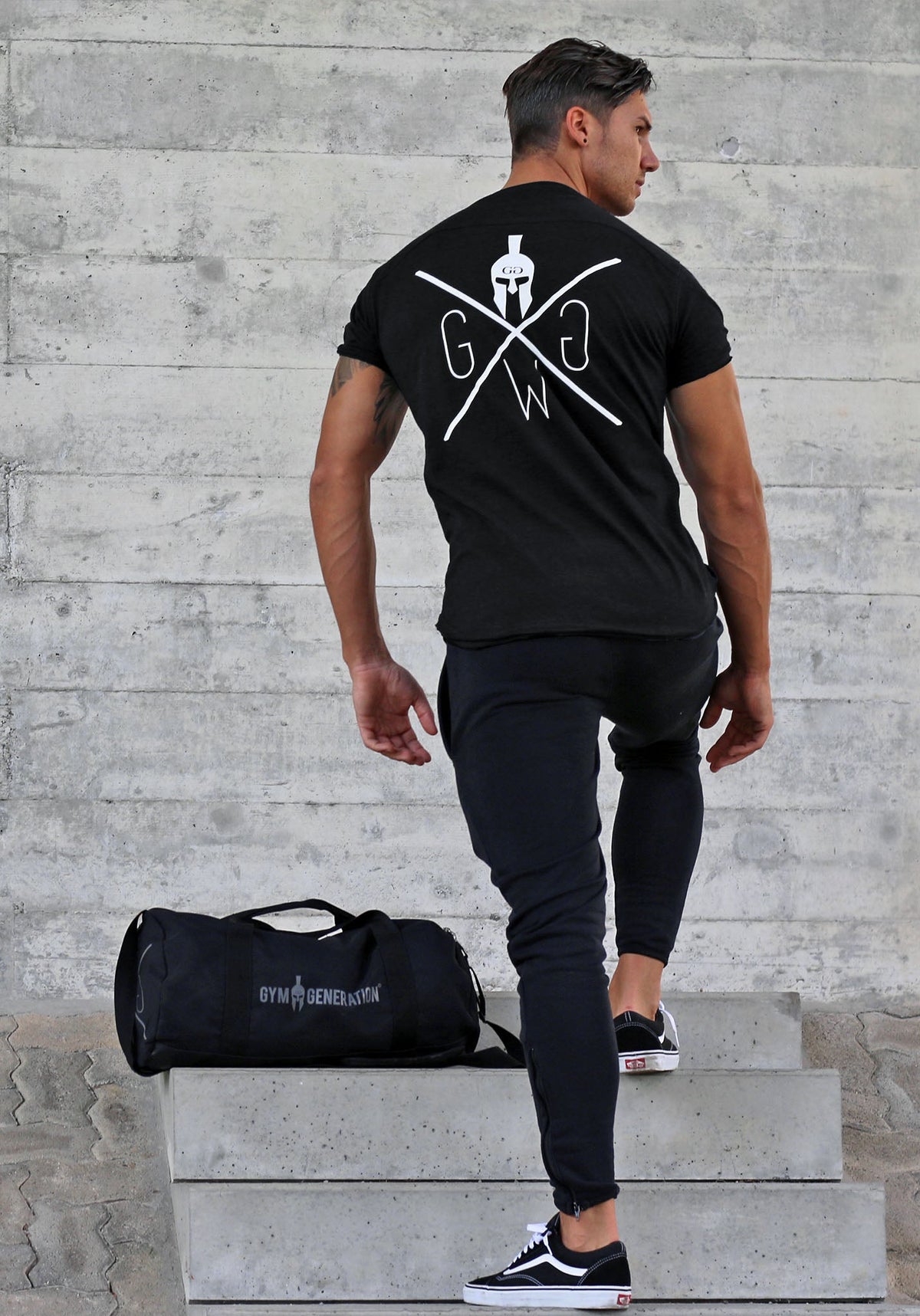 Herren Gym Shirt in Schwarz am Model
