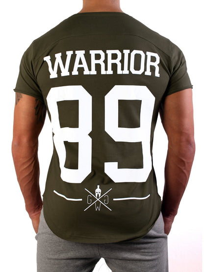 Olivgrünes Gym T-Shirt mit weißem Warrior 89 Print im Trikot-Stil