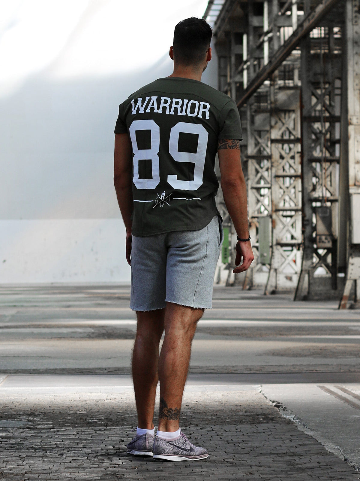 Herren im oliven Warrior 89 Shirt, Rückenansicht
