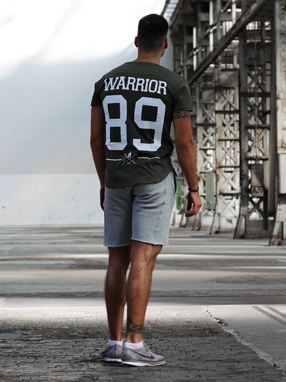 Herren im oliven Warrior 89 Shirt, Rückenansicht