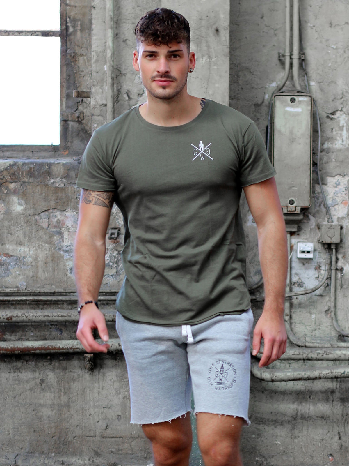 Olivgrünes Fitness Shirt für Herren, Frontansicht am Model