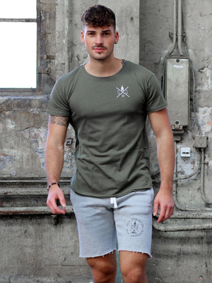 Olivgrünes Fitness Shirt für Herren, Frontansicht am Model