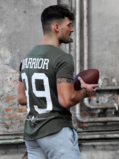 Olives Trainingsshirt mit Raw-Cut-Ärmeln in der Seitenansicht am Model