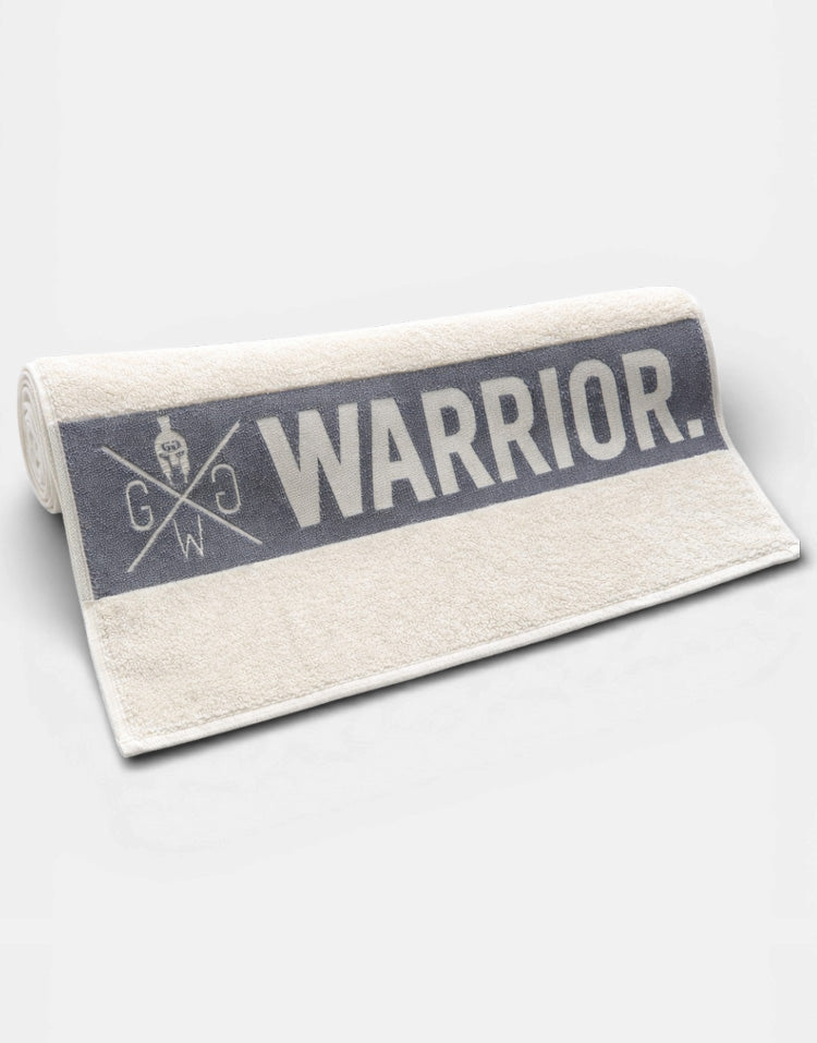 Weißer WARRIOR Schriftzug auf grauem Querbalken