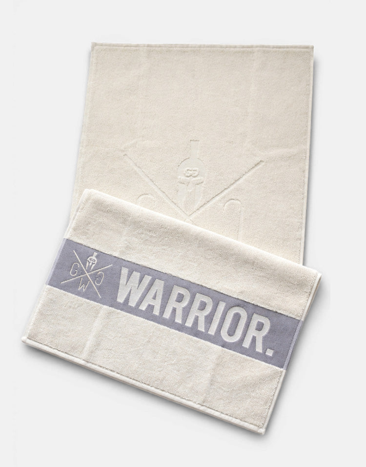 Off-White Gym Towel mit Warrior Schriftzug auf grauem Balken