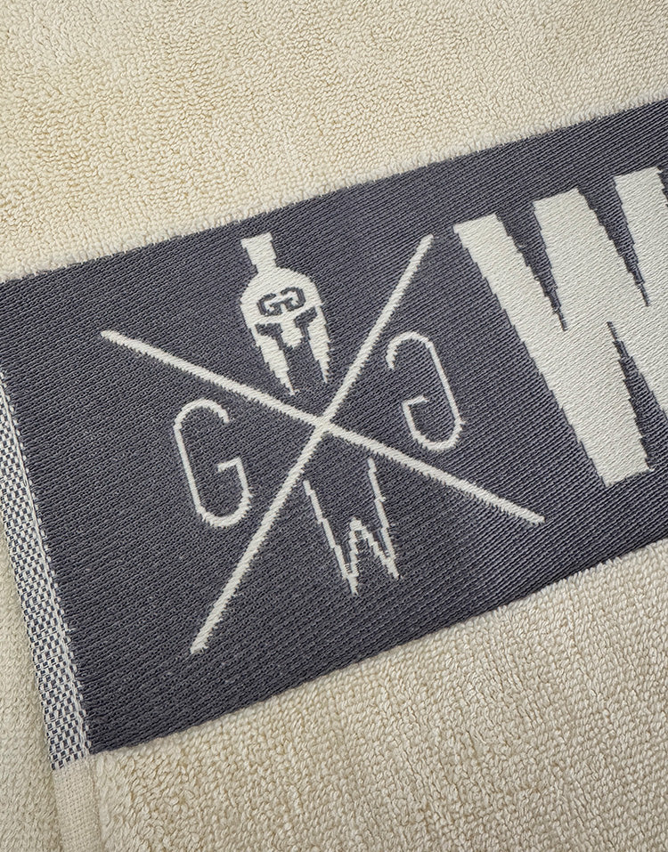 Eingewebtes Spartaner-Logo im beigen Frottee