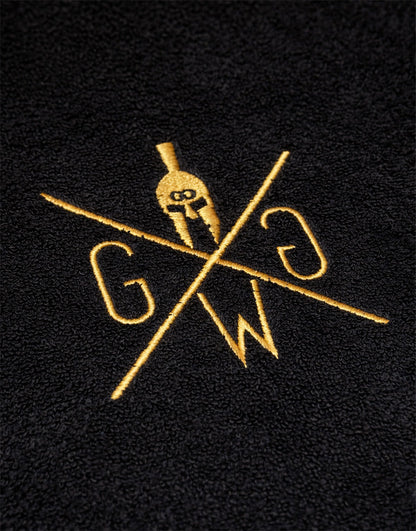Goldgesticktes Logo auf dem schwarzen Frottee