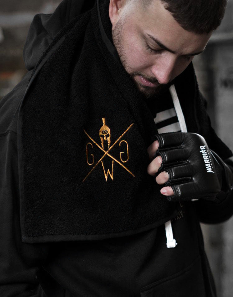 Sportler mit kleinem Trainingstuch