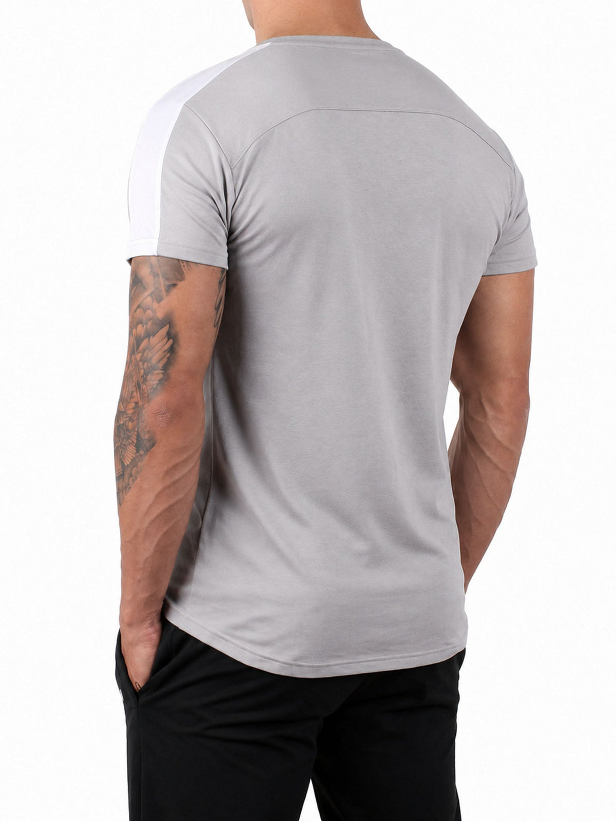 Graues Gym T-Shirt in schräger Rückenansicht mit abgerundetem Saum