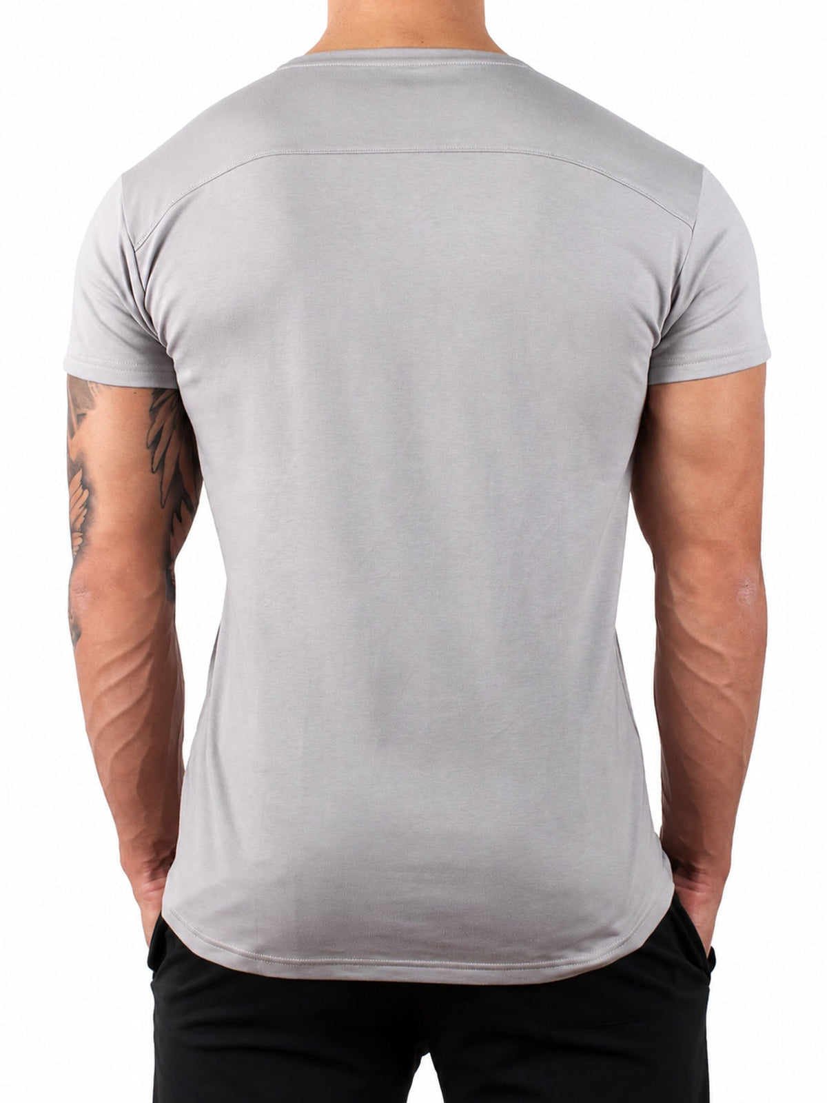 Rückansicht des grauen Sportshirts mit weißem Schulterpanel
