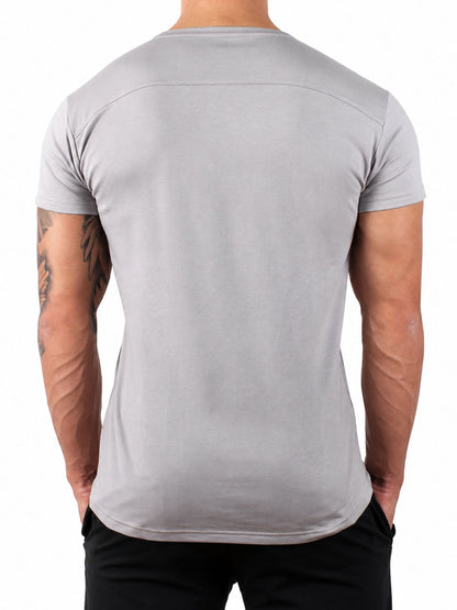 Rückansicht des grauen Sportshirts mit weißem Schulterpanel