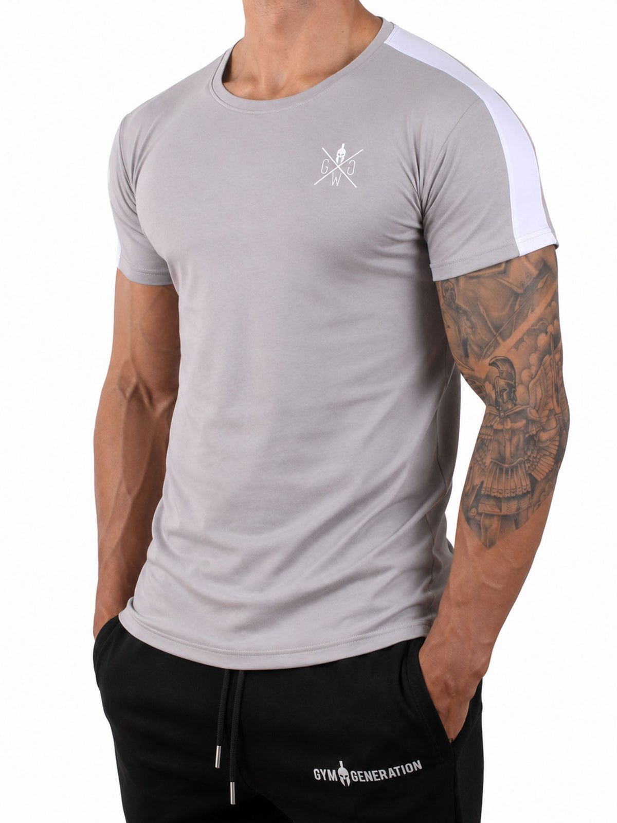 Graues Gym Shirt mit weißem Schulterstreifen, schräge Frontansicht