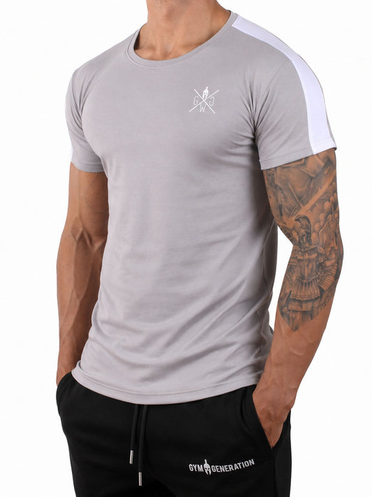 Graues Gym Shirt mit weißem Schulterstreifen, schräge Frontansicht