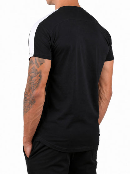 Schwarzes Trainingsshirt in schräger Rückenansicht mit Kontraststreifen