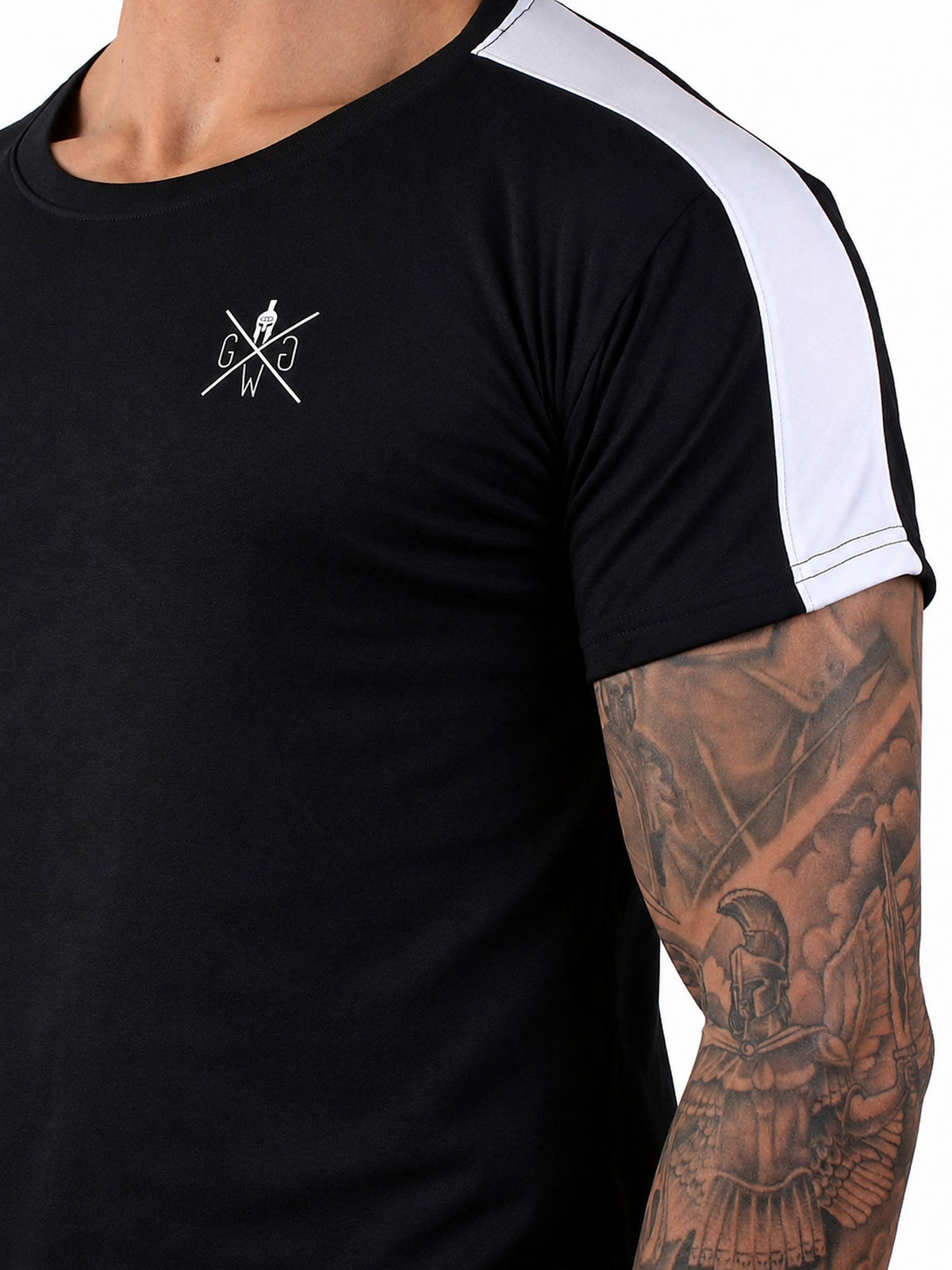 Weißer Streifen an Schulter und Oberarm des Trainingsshirts im Detail