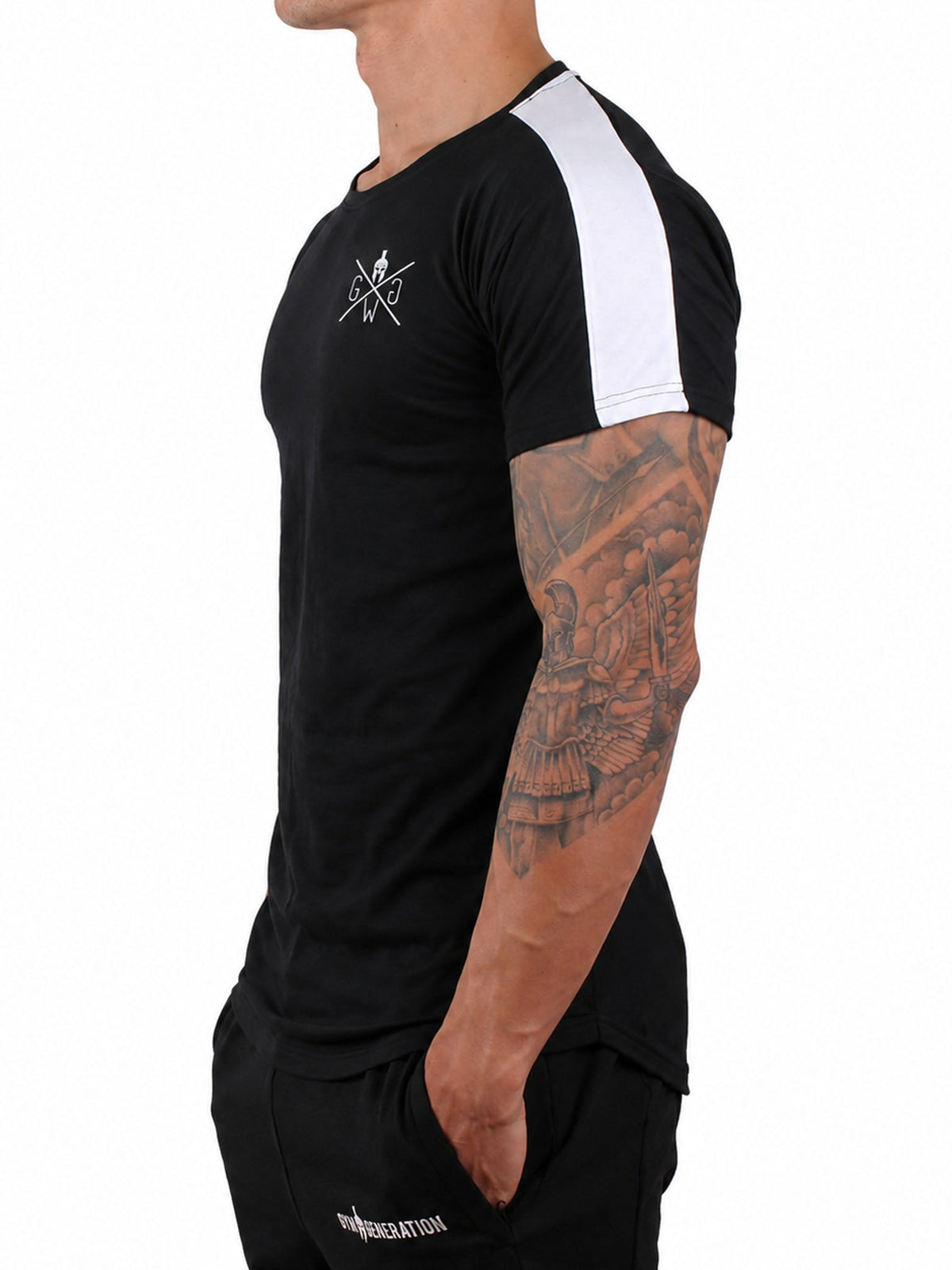 Seitenansicht des Urban Shirts mit weißem Streifen am Arm