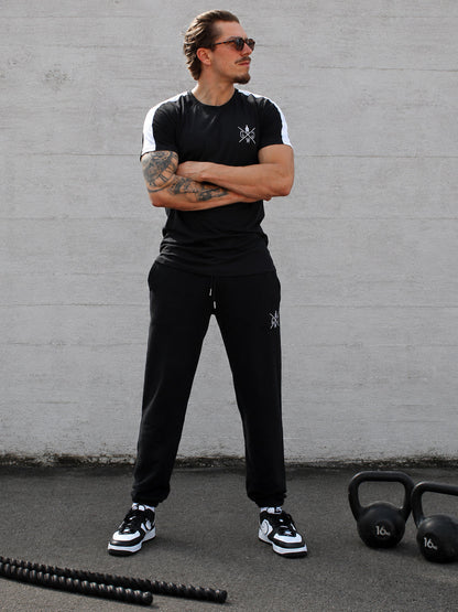 Model im schwarzen Gym Shirt mit Schulterstreifen