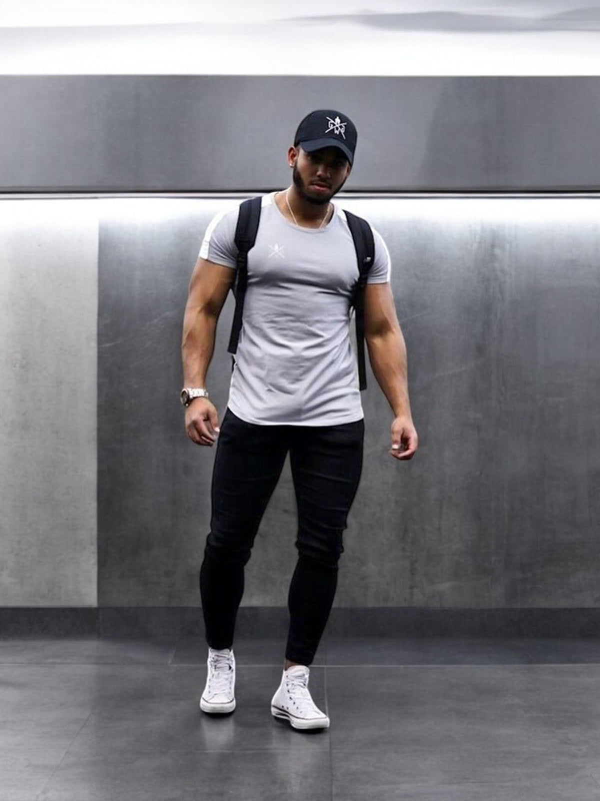 Model im grauen Fitness Shirt mit Streifen an den Schultern