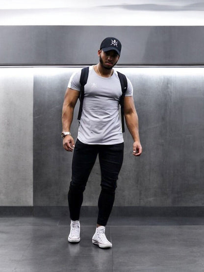 Model im grauen Fitness Shirt mit Streifen an den Schultern