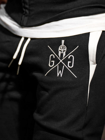Weiß gesticktes Logo mit Spartanerhelm am Oberschenkel