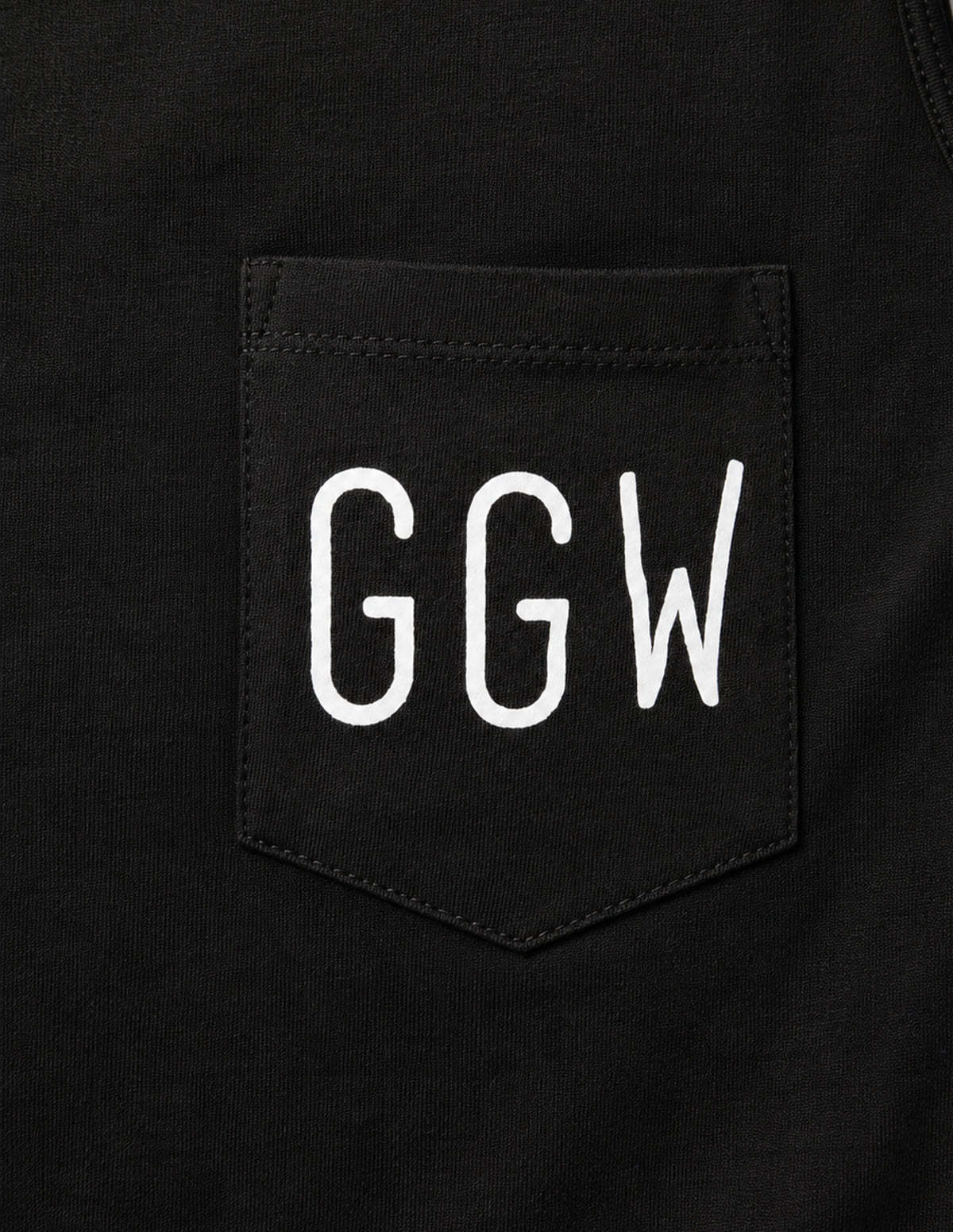 Brusttasche mit weißem GGW-Print im Detail