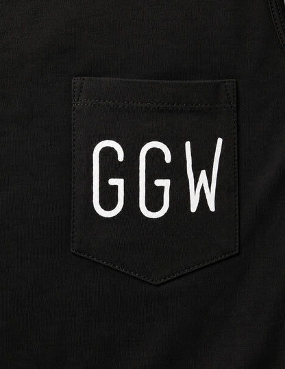 Brusttasche mit weißem GGW-Print im Detail