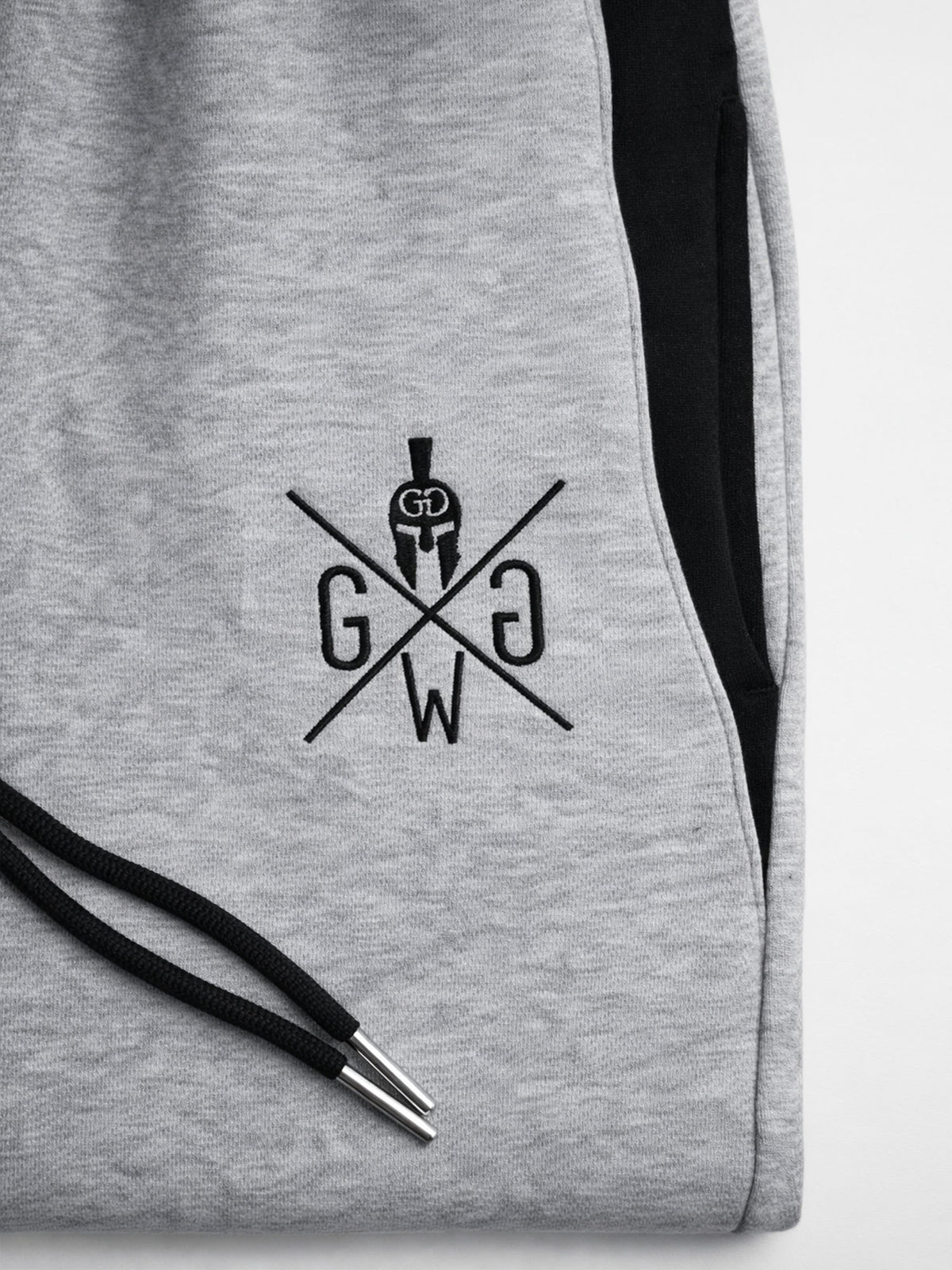 Schwarz gesticktes Logo am Oberschenkel im Detail