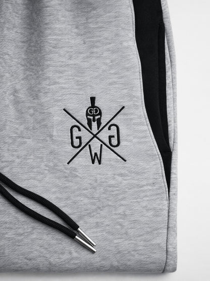 Schwarz gesticktes Logo am Oberschenkel im Detail