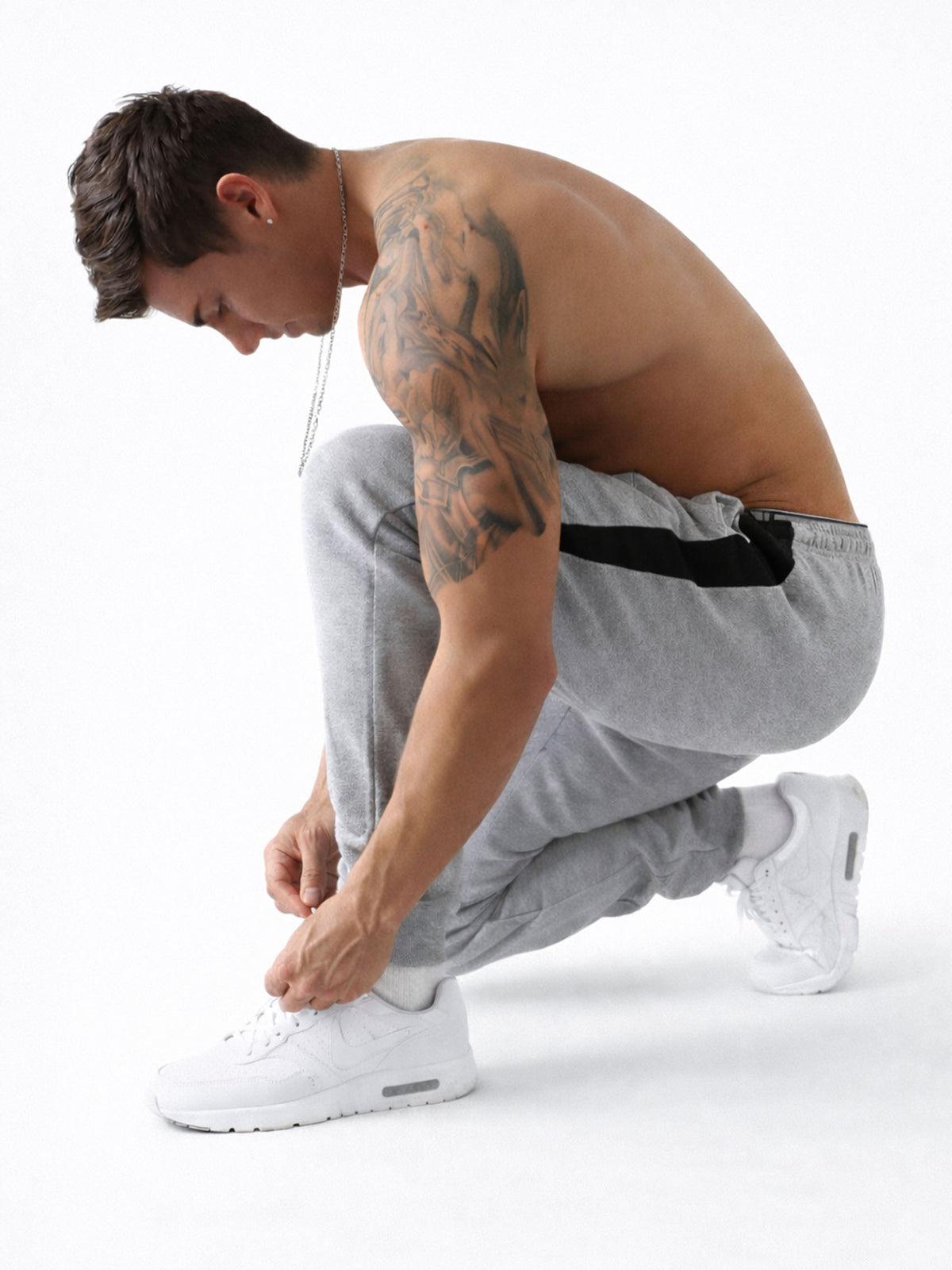 Herren Gym Hose in Grau beim Training getragen