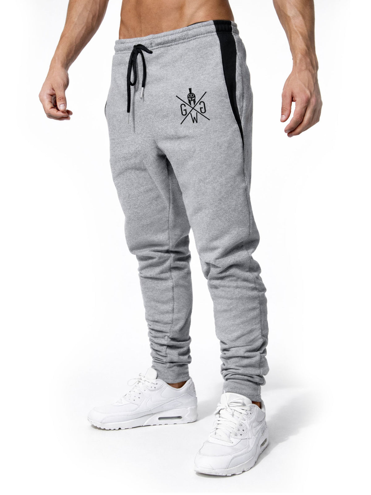 Graue Gym Hose mit schwarz gesticktem Spartaner-Logo, Seitenansicht