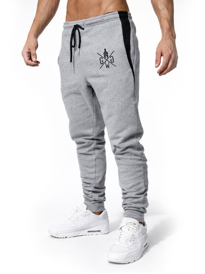 Graue Gym Hose mit schwarz gesticktem Spartaner-Logo, Seitenansicht