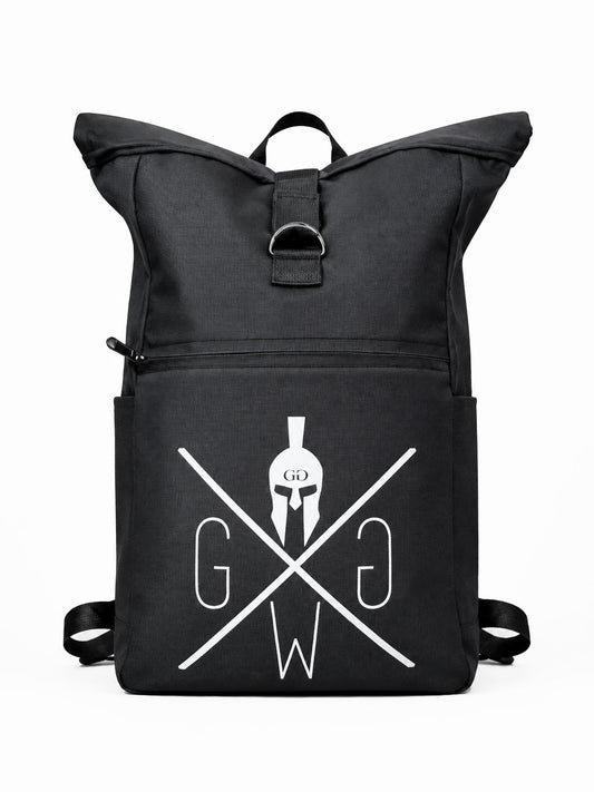 Schwarzer Rolltop Rucksack von vorne mit Logo auf der Fronttasche