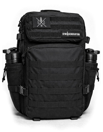 Zwei Shaker in den seitlichen Netztaschen des schwarzen Rucksacks
