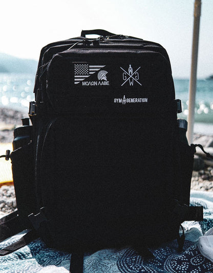 Rucksack am Strand mit Flaggen-Patch und Logo auf der Klettfläche