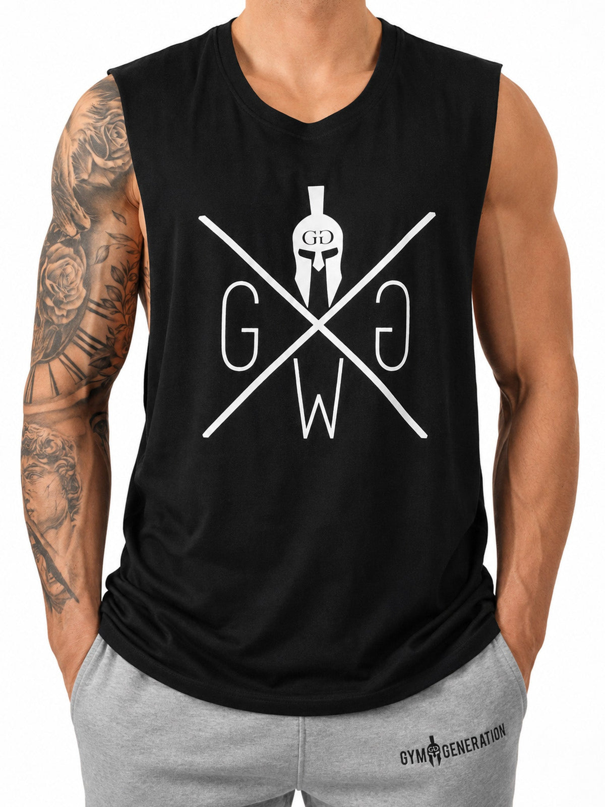 Schwarzes Tank Top von vorne mit großem weißem Logo, Schultern frei