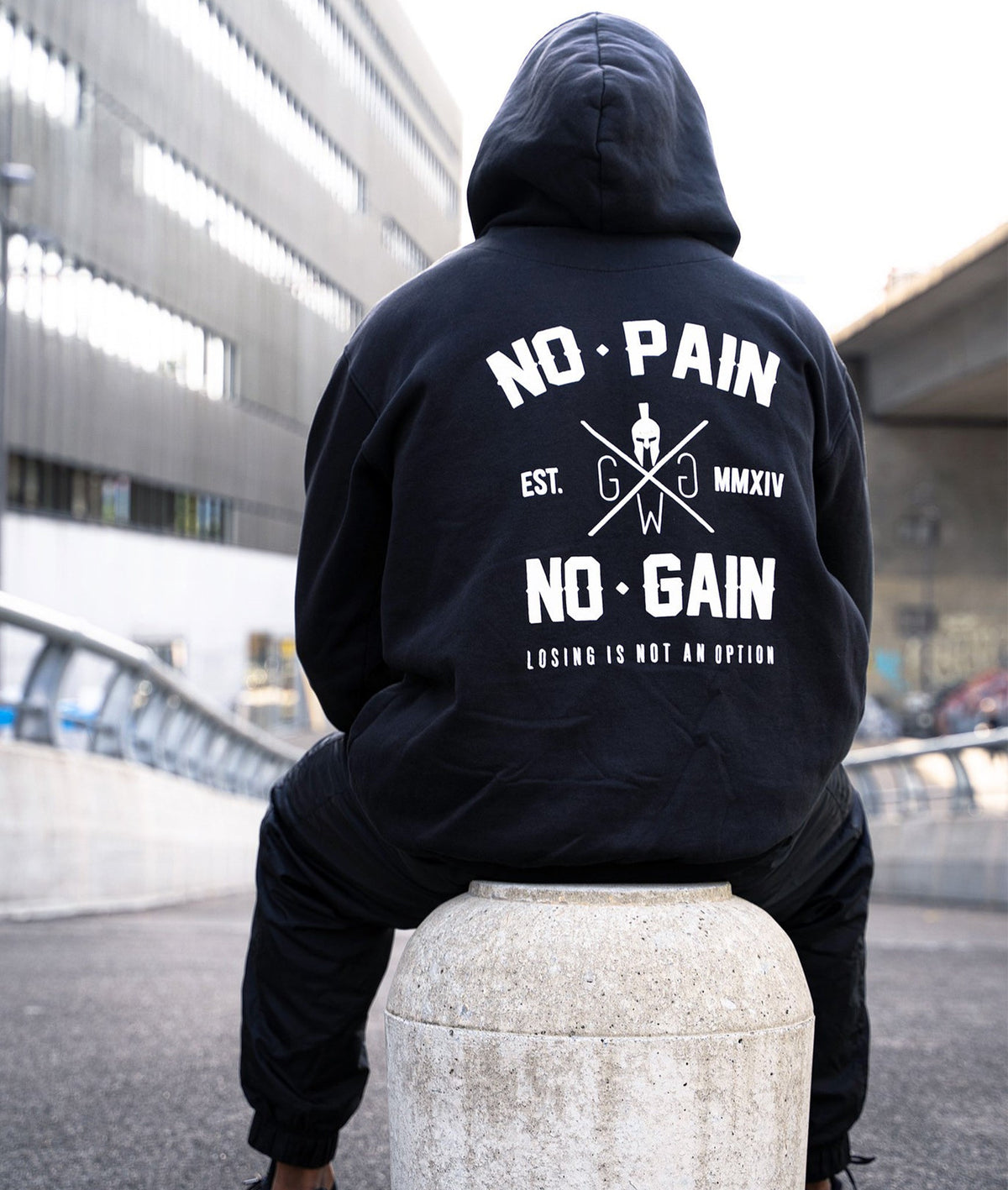 Rückenprint des Hoodies bei einer Outdoor-Aufnahme