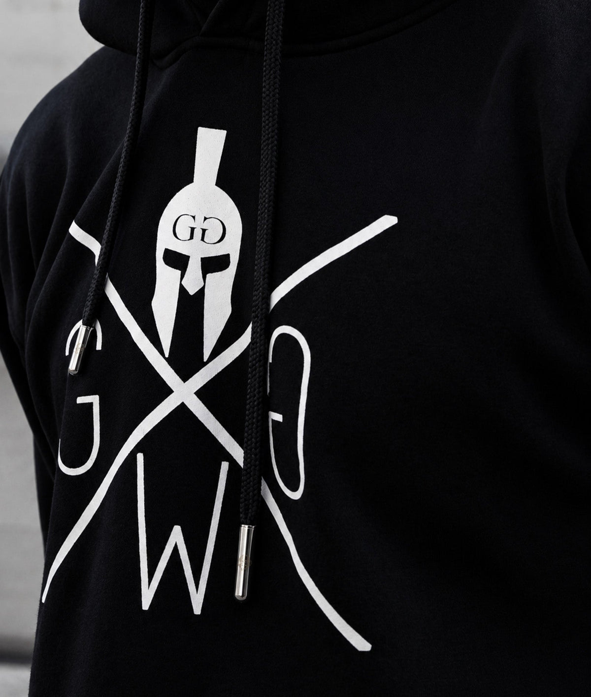 Spartaner-Print und Kordeln mit Silberkappen im Detail