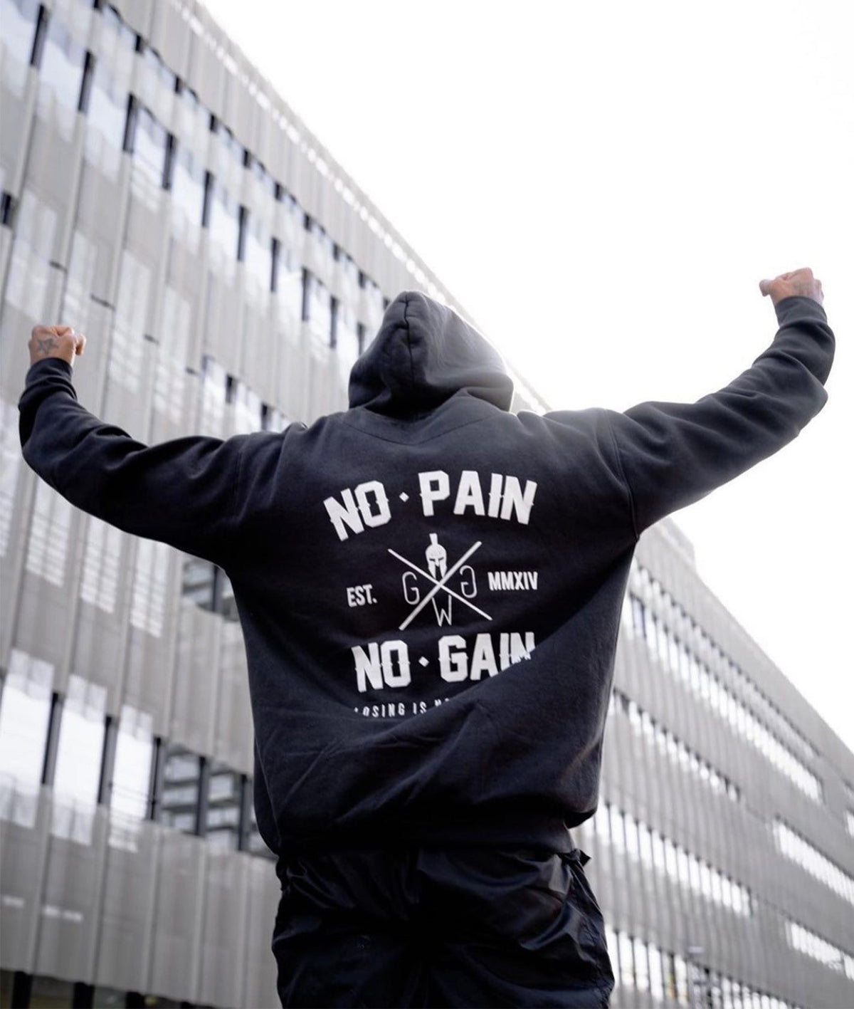 Schwarzer Gym Hoodie beim Training getragen