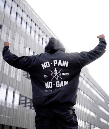 Schwarzer Gym Hoodie beim Training getragen