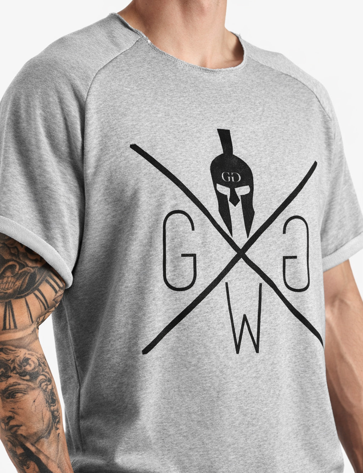 Schwarzes Logo mit Spartanerhelm auf dem grauen Shirt im Detail
