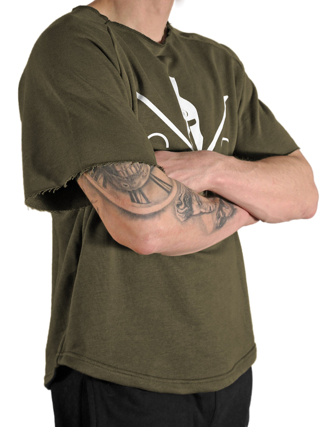 Weites Gym T-Shirt in Olive am Model im Studio