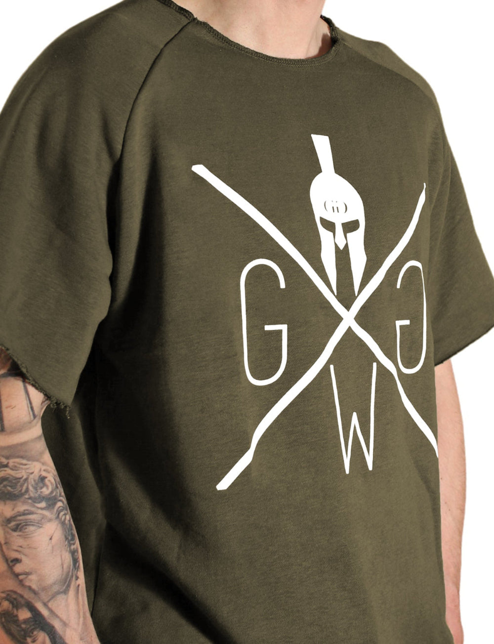 Logo mit Spartanerhelm auf dem oliven Shirt im Detail